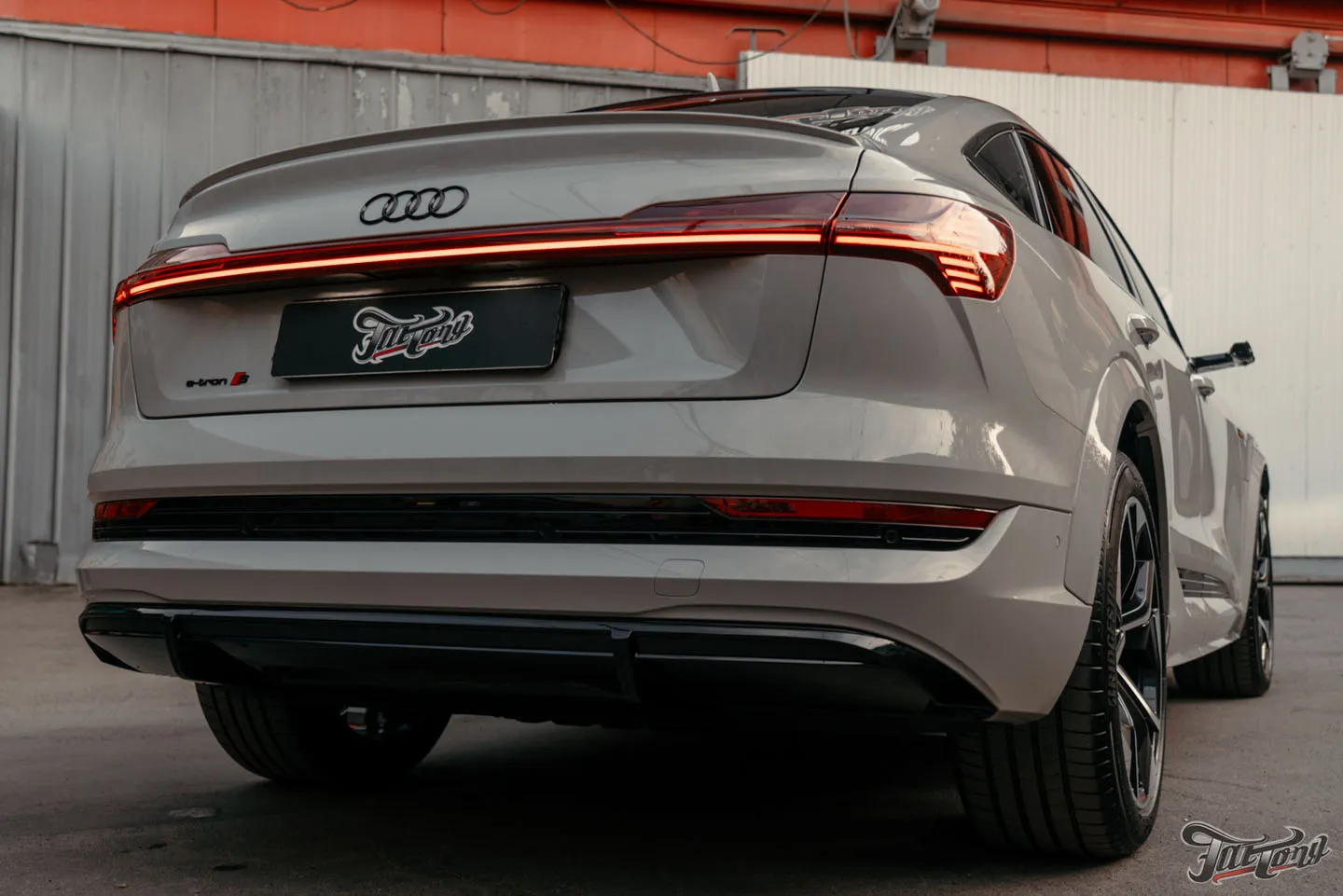Оклеили Audi e-tron S глянцевым полиуретаном и сделали фирменный Шиномонтаж на вибростенде